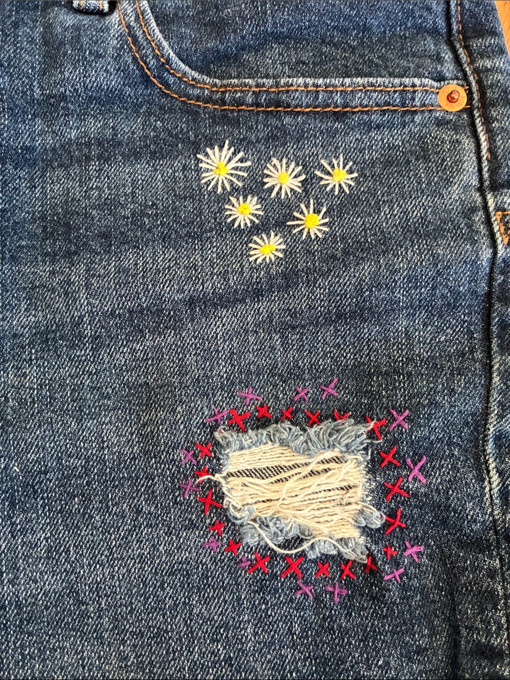 GAP Dark Wash Custom Embroidered Denim Shorts with Floral Accents - Blue size 28 - Picture 8 of 9